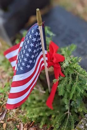 A flag and wreath on a soldier's