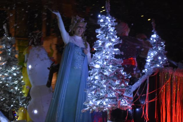 Princess Elsa greets parade-goers during the 2019 lighted parade/Archive photo