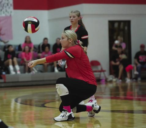DIGGING DEEP — Daylee Fite (11) goes low for a dig during the Lady Panthers' game against Como-Pickton Friday. Fite tallied 12 digs in the Lady Panthers' five-set victory Friday. Photo by Dinh Tran