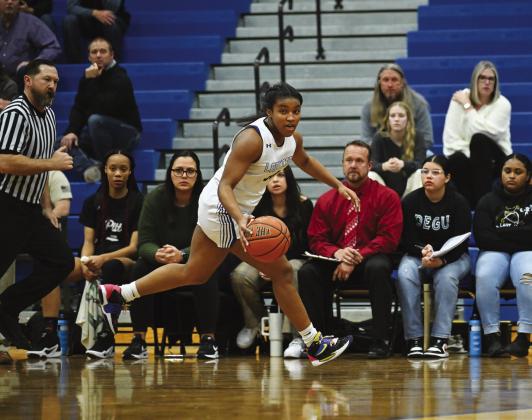 Trinity Jefferson (00) dribbles the ball down the court during the Lady Wildcats' game against Pittsburg Tuesday. Jefferson scored a team-high 25 points in the Lady Wildcats' 61-42 win. Photo by Dinh Tran