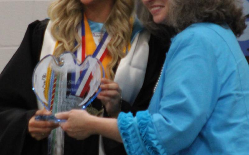 Como-Pickton High School Class of 2026 salutatorian Saylor Smith was given an award to commemorate her second-ranked achievement. Staff photos by Lexi Delarosa