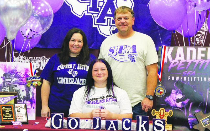 Pettit signs letter to powerlift at SFA