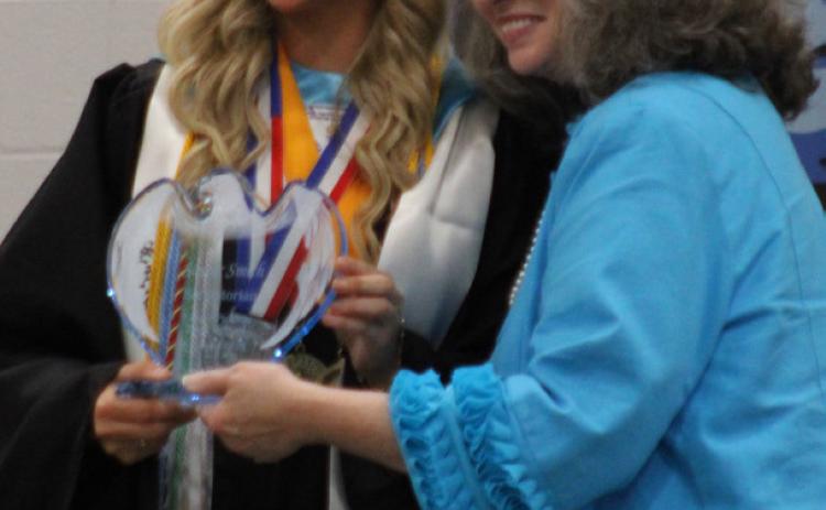 Como-Pickton High School Class of 2026 salutatorian Saylor Smith was given an award to commemorate her second-ranked achievement. Staff photos by Lexi Delarosa